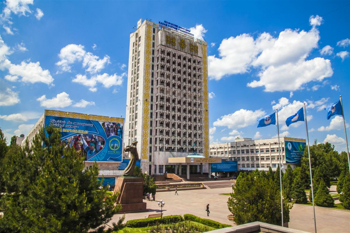 Вакцинированные студенты и преподаватели КазНУ отдохнули на Иссык-Куле