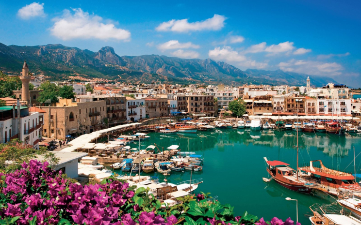 Три тысячи украинских беженцев будут выселены из отелей Кипра