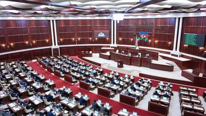 Милли Меджлис обсуждает 8 вопросов