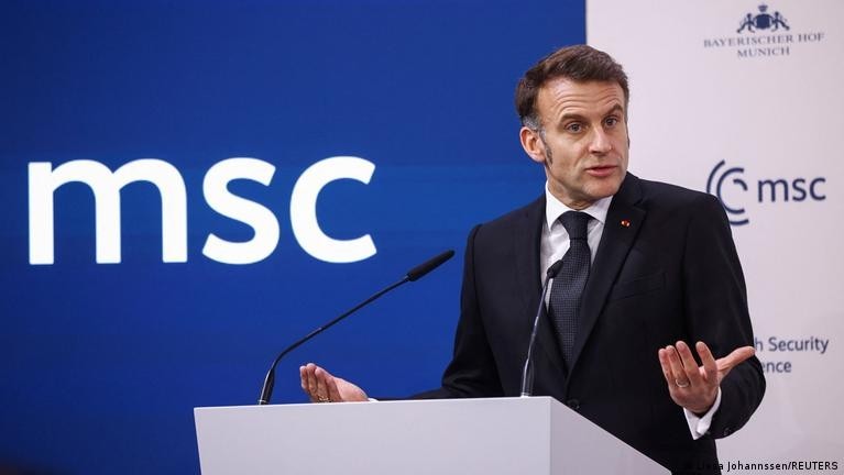 Макрон призвал запретить фейковые аккаунты в ЕС