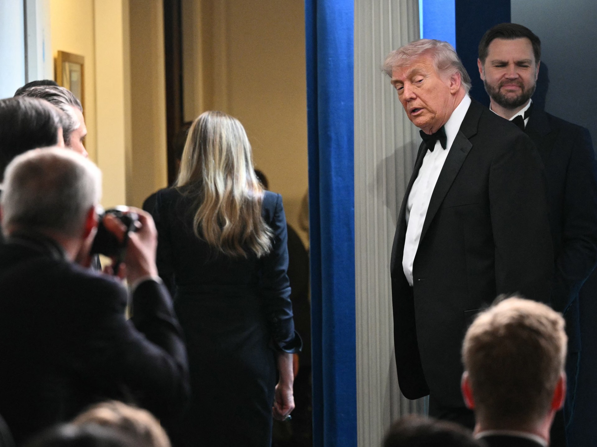 Трамп в безопасности после стрельбы на ужине корреспондентов в Вашингтоне