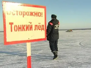 Двух школьников сняли спасатели с кромки льда на пляже Павлодара