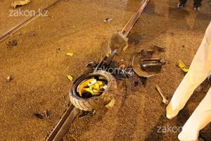 Мопед разорвало на части в аварии в Алматы