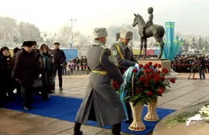 Возложение цветов к монументу Независимости прошло в Алматы