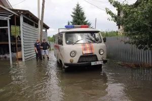 В ЮКО спасатели откачивают воду из подтопленного села