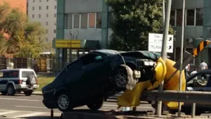 В Алматы BMW врезался в ограждение (ФОТО)
