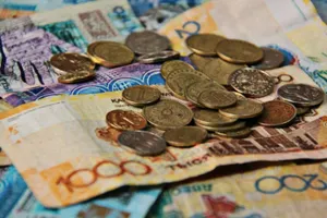 Торги на KASE: тенге возобновил падение