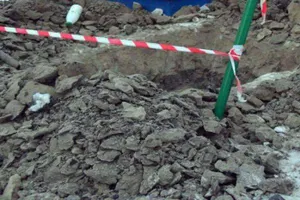 При обрушении грунта погибли трое, один человек выжил