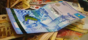 Доллар подешевел на полтора пункта в Казахстане