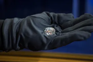 Редкий бриллиант продали за 14 миллионов долларов в Гонконге