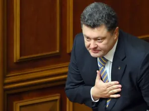 Порошенко поблагодарил Меркель за гуманитарный конвой