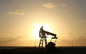 Нефтяные гиганты сокращают объемы производства