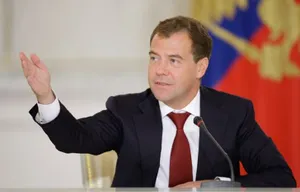 Медведев осудил решение Порошенко прервать перемирие