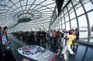 Чемпионат по бумажным самолетикам Red Bull Paper Wings