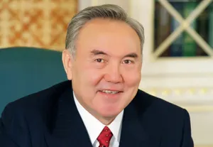 Назарбаев вручил железнодорожникам ключи от квартир