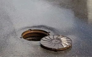 Мальчик упал в открытый люк с водой в Костанае