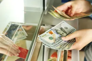 Курс доллара вновь снизился в Казахстане