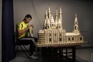 Актюбинский боксер строит храмы из спичек