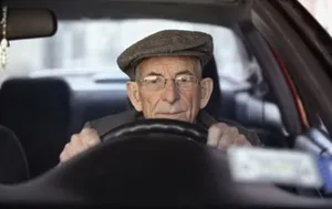 Мужчина ездил на авто без прав 34 года