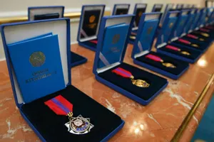 Кому вручили госнаграды в канун Наурыза