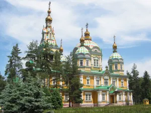 В Алматы задержан мужчина, закидавший камнями две церкви