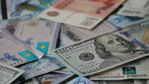 Доллар немного подешевел на утренних торгах