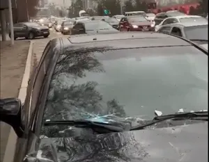 Рухнувшая плита с ЖК Metropole разбила Toyota Camry в Алматы (видео)