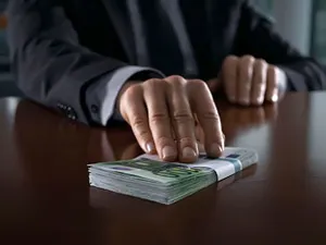 В системных взятках подозревают судью в Туркестанской области