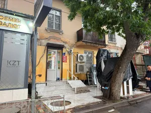Алматыда дүкенге заңсыз салынған қосымша құрылыс бұзылды