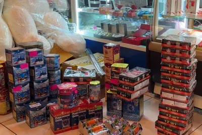 Шымкентте кәсіпкерлерден заңбұзушылықтарға байланысты 500 қорап пиротехника тәркіленді